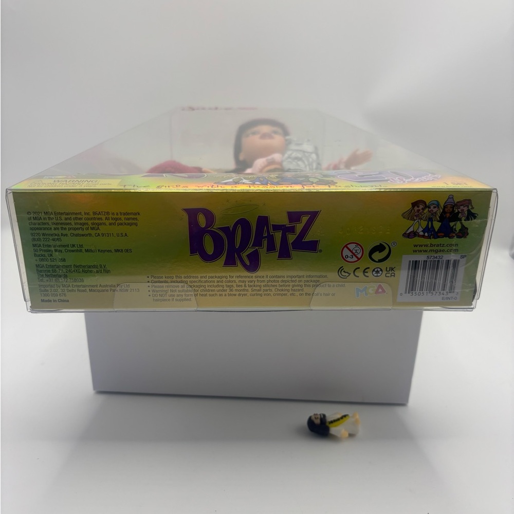 Bratz 20 Years Jade Doll with Green Pants and Pink Top and free poster. NIB. - Picture 3 of 3